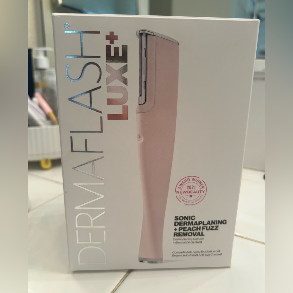 Dermaflash LUXE+ Advanced Sonic Dermaplaning + Peach Fuzz Removal